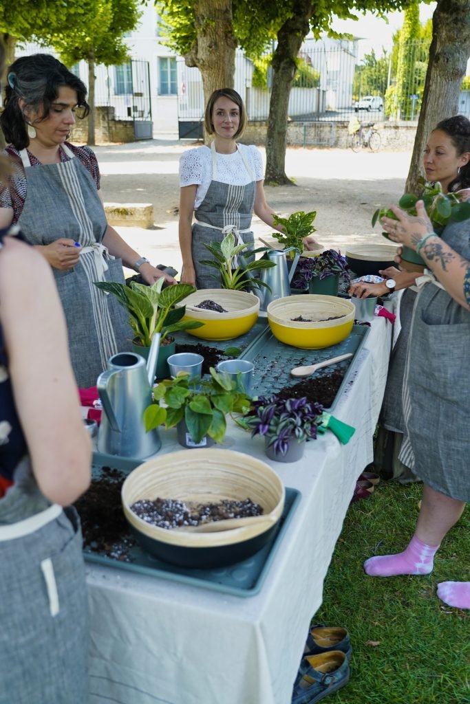 Laure Dairien - Atelier de plantation à Blois avec ses clientes Laure Dairien - Atelier de plantation à Blois avec ses clientes